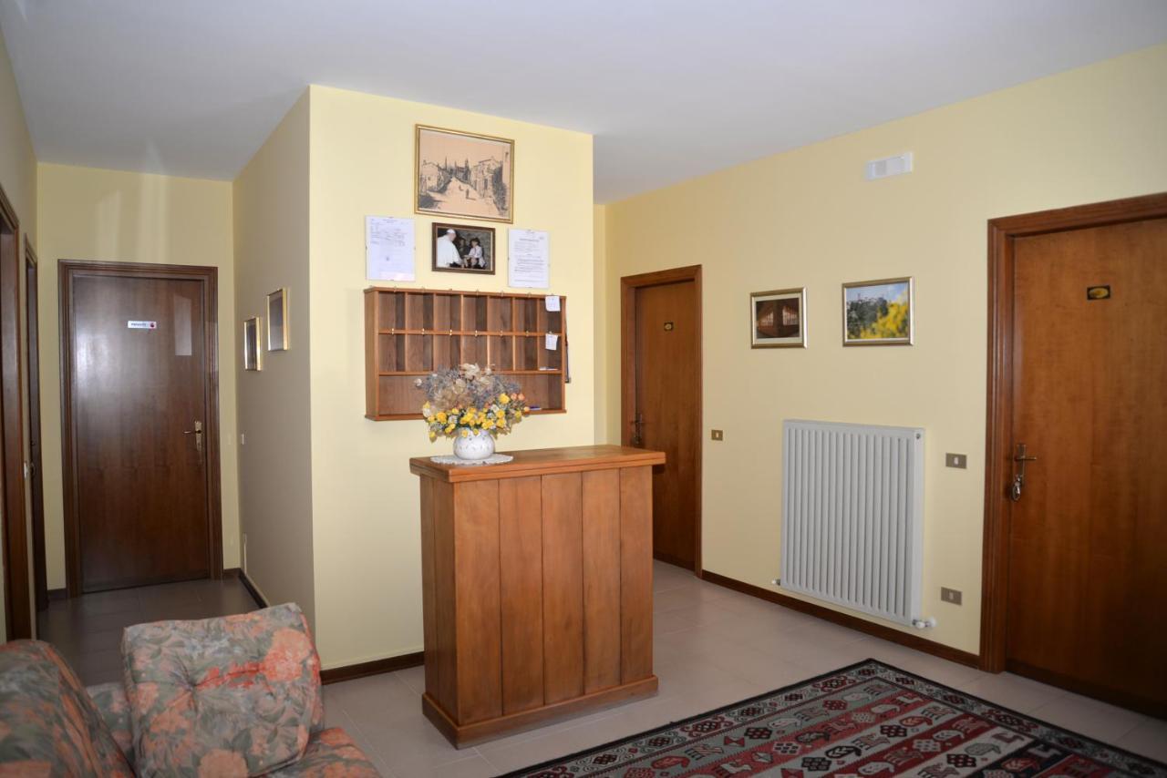 Camere Tiziana Assise Extérieur photo
